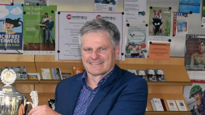 Stefan Joachimsthaler nimmt von der Stellvertretenden Fürstenfeldbrucker Landrätin Martina Drechsler den Wanderpokal für Alling entgegen. (Foto: Gemeinde Alling)