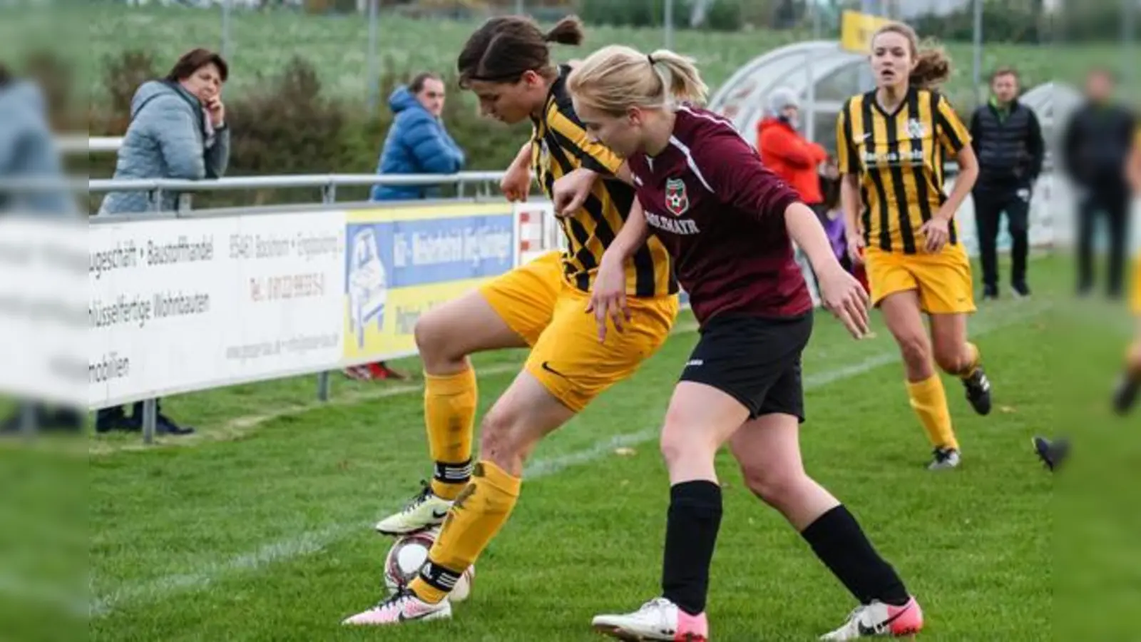 Sie kämpften nicht nur, sie spielten auch um die Punkte  vergebens. Der SC Kirchasch (in gelb) unterlag dem FC Schwaig mit 1:3.	 (Foto: Christian Riedel)