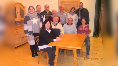 Eine große Familie im Leben und auf der Bühne: Das Ensemble der Bauernbühne Unterbrunn. (Foto: dwu)