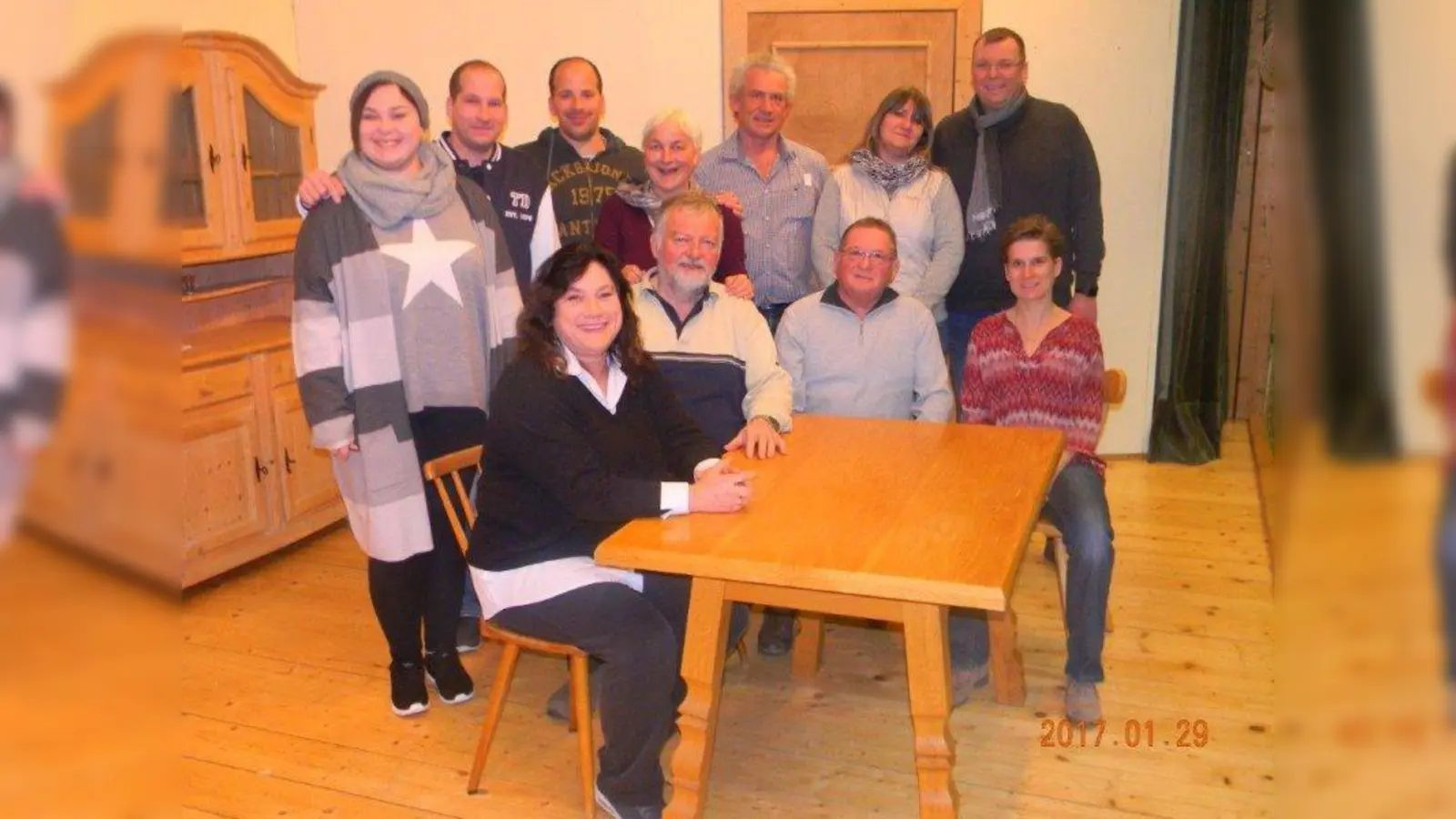 Eine große Familie im Leben und auf der Bühne: Das Ensemble der Bauernbühne Unterbrunn. (Foto: dwu)