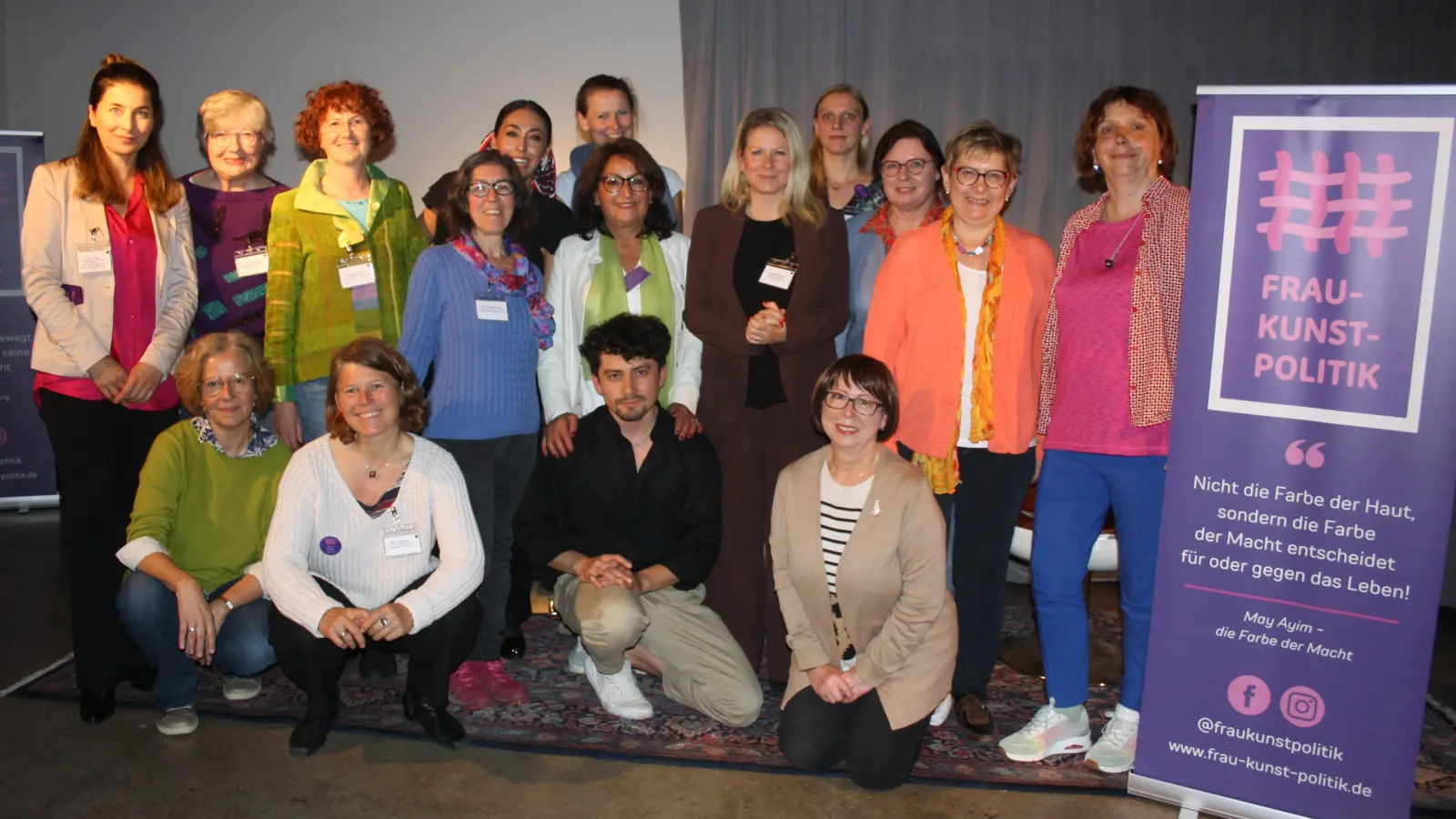 Rückten die Frauenmedizin in den Fokus: Naciye Özsu, Vorsitzende der SPD Frauen München-Land (links), Moderatorin Dr. Hildegard Seidl (mittlere Reihe, Dritte von links), Corina Toledo, Vorstandsvorsitzende Frau-Kunst-Politik e.V. (mittlere Reihe, Fünfte von links), Natascha Sagorski (mittlere Reihe, Sechste von links), Prof. Vanadin Seifert-Klauss (Dritte von rechts). (Foto: job)