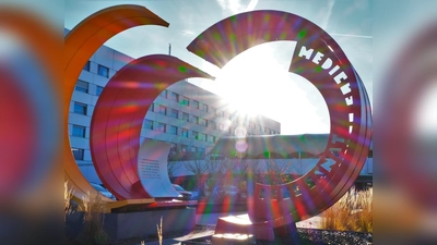 Das Klinikum Landkreis Erding arbeitet jetzt auch mit der Bayerischen Krebsgesellschaft zusammen. Sie wird ab Januar in einem Büro im Personalwohnheim nebenan ihre Hilfe anbieten.  (Foto: Landratsamt)