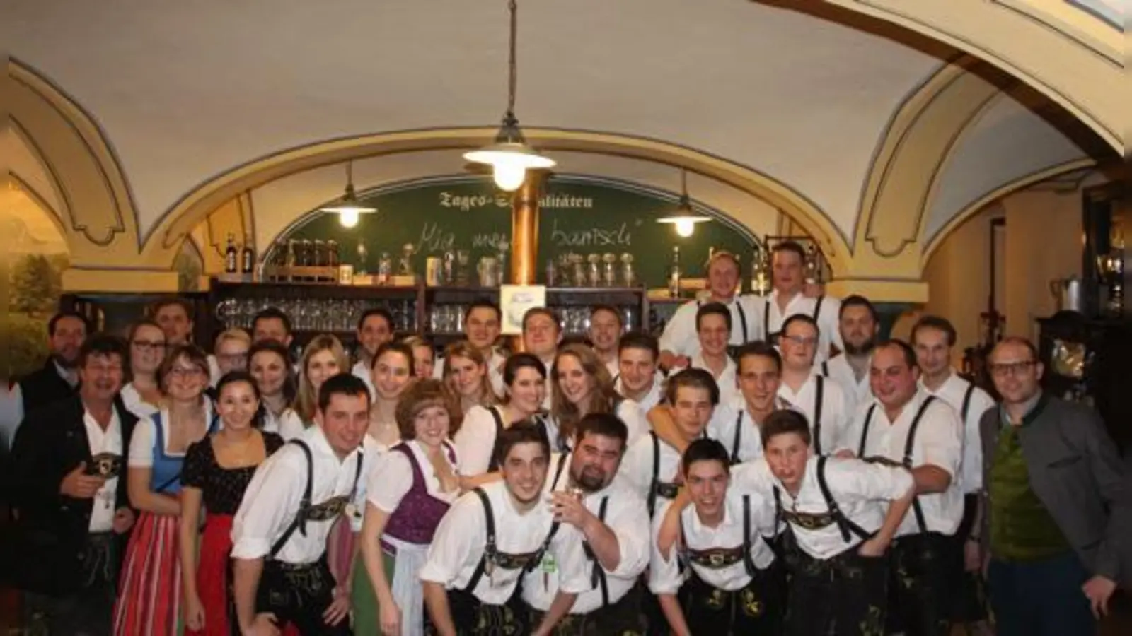 Der Egmatinger Burschenverein stellt am Sonntag den größten Maibaum des Landkreises auf, um dann in der Woche darauf mit einem wahren »Feiermarathon« seinen 55. Geburtstag zu feiern. 	 (Foto: BV Egmating)