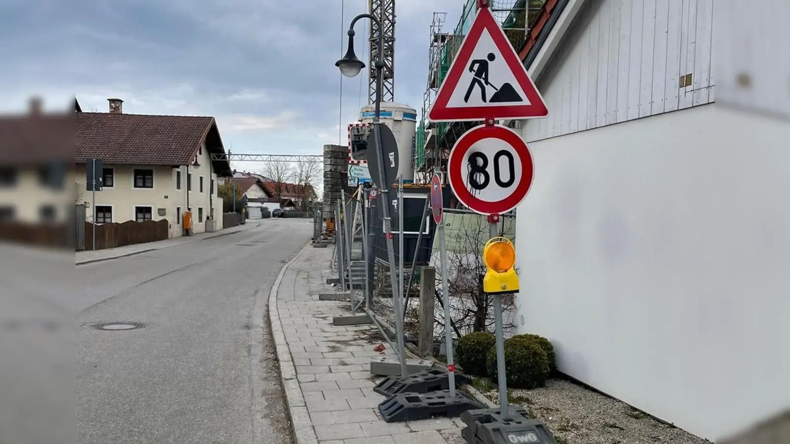 In Wirklichkeit sind hier nur 30 km/h erlaubt: In der Gemeinde Grasbrunn haben Unbekannte Verkehrszeichen und Verteilerkästen mit schwarzer Farbe besprüht. (Foto: Gemeinde)