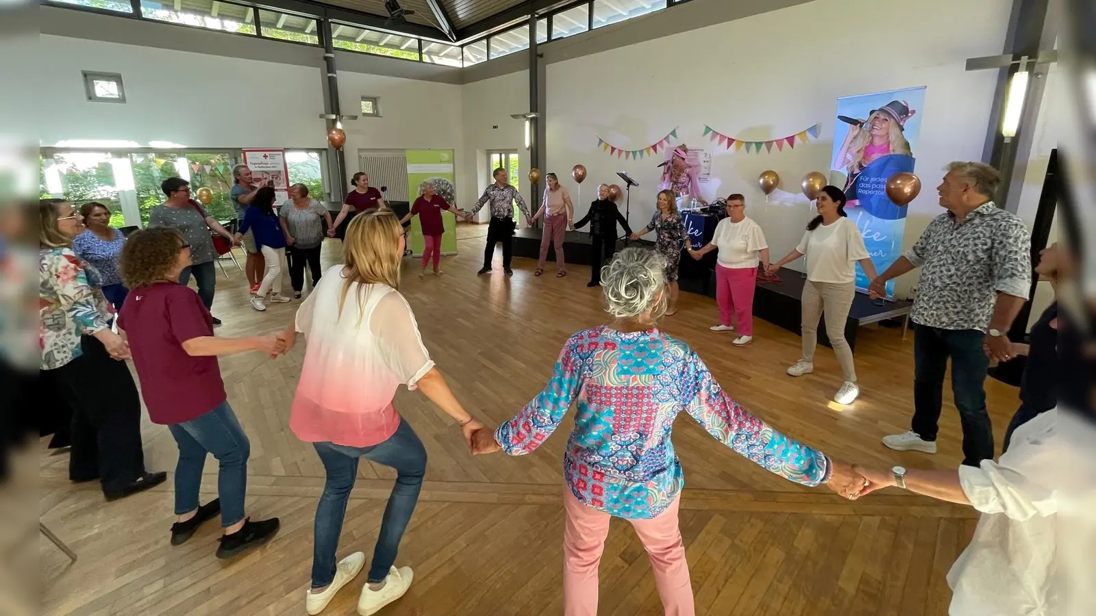 Die Stimmung ist gut beim Tanznachmittag im Pfarrheim St. Vinzenz. (Foto: Archiv)