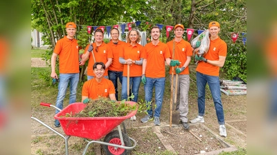 Bestens gelaunt am Freiwilligentag: Das Sixt-Team packte im Außenbereich des Johanniter-Kinderhauses tatkräftig an. (Foto: Sibylle Merx/Anastasia Tarasenko, Johanniter Oberbayern)