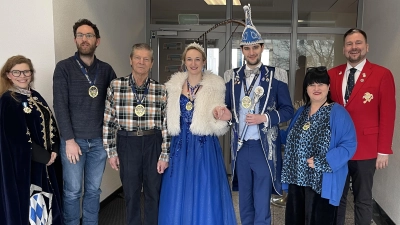 Prinzessin Samantha I. &amp; Prinz Stephan I. von der Faschingsgesellschaft Narhalla übergaben die Orden an Redakteur Benjamin Schuldt (2.v.l.), Fotograf Robert Bösl (3.v.l.) und Redaktionsleitung Heike Woschée (2.v.r.). Es gratulierten Präsident Matthias Stolz (r.) und Margarethe Stadlbauer (l.) vom Elferrat.  (Foto: Narhalla)