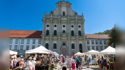 Der Töpfer- und Kunsthandwerkermarkt auf dem Fürstenfeld-Areal zählt sicher zu den schönsten in Bayern. (Foto: Veranstaltungsforum Fürstenfeld)