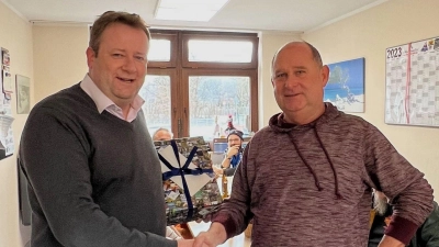 Bürgermeister Peter Köstler dankte Helmut Degen (r.) für die langjährige Zusammenarbeit. (Foto: Gemeinde Gräfelfing)