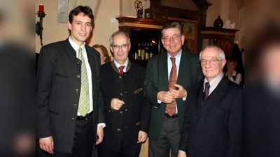 Blicken nach einem »durchwachsenen Jahr« nach vorne (von links): Die Kreisvorsitzenden der CSU Süd und Mitte, MdL Georg Eisenreich und Stadtrat Richard Quaas, MdL Thomas Goppel und Stadtrat Vinzenz Zöttl (Ortsvorsitzender Schlachthofviertel). (Foto: job)