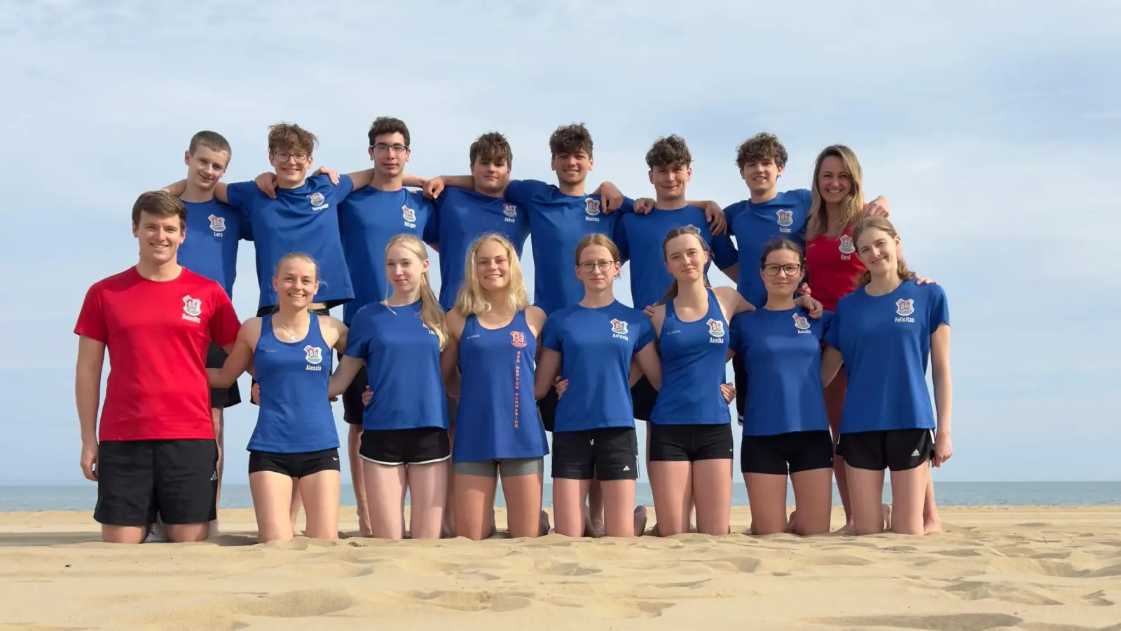 Gruppenfoto am Strand: Die Leistungsgruppe der SSG Neptun Germering e.V. reiste zum Trainingslager nach Lignano. (Foto: SS Neptun Germering e.V.)