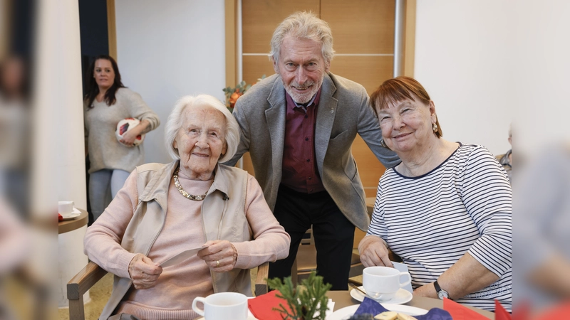 Paul Breitner nahm sich Zeit für Gespräche mit den Seniorinnen und Senioren. (Foto: Michaela Stache)