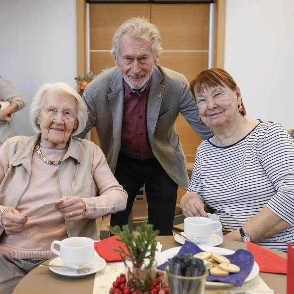 Paul Breitner nahm sich Zeit für Gespräche mit den Seniorinnen und Senioren. (Foto: Michaela Stache)