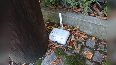 Ungeziefervertilgung? Nein! Die kleinen Kästchen am Gehsteigrand sind „Geophone” und messen seismische Schwingungen (hier in der Allacher Straße).  (Foto: mha)