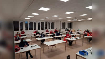 Im Einsatzstab des BRK KV Ebersberg arbeiten derzeit insgesamt 33 Helfer im Schichtbetrieb. (Foto: BRK)