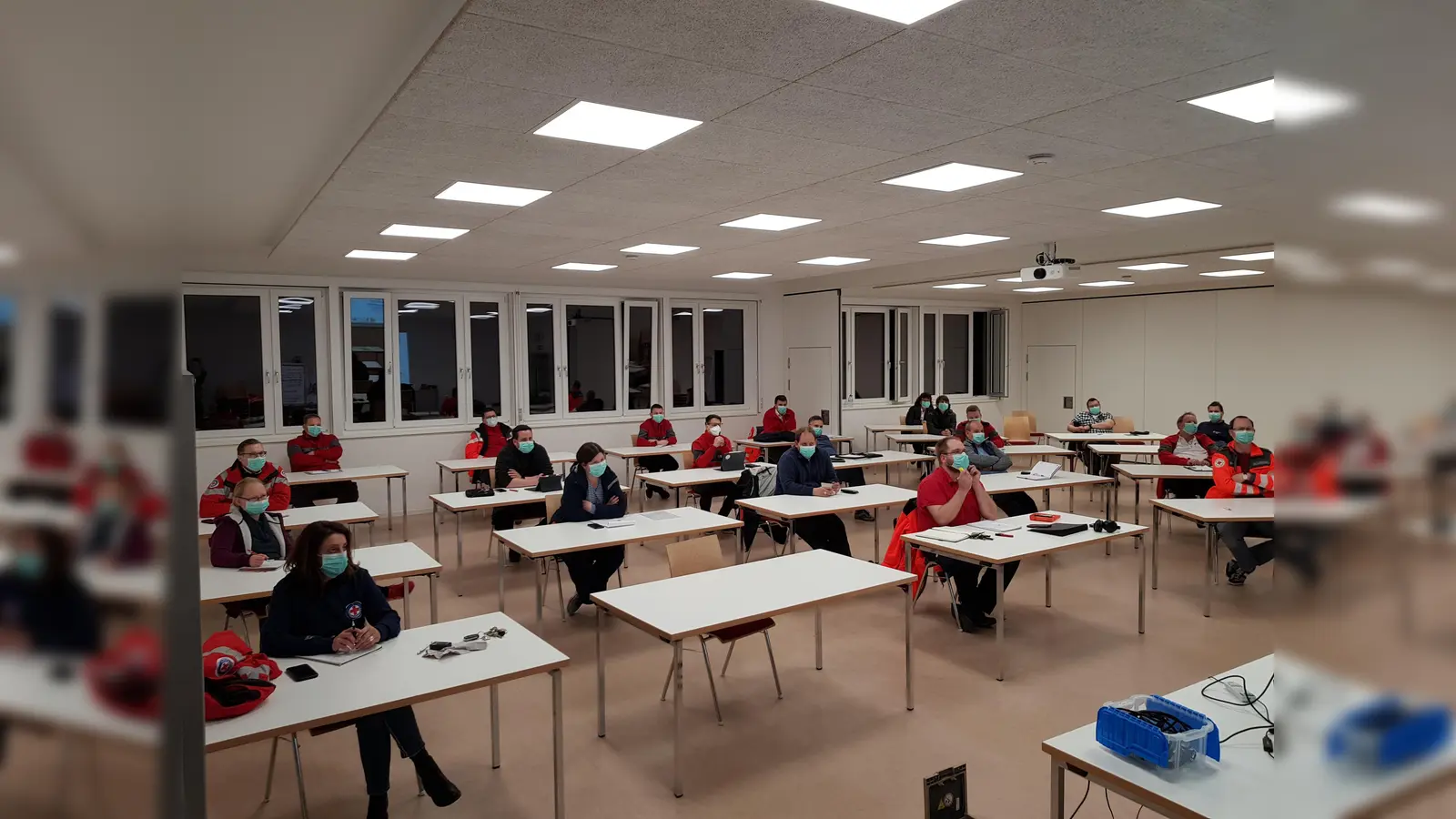 Im Einsatzstab des BRK KV Ebersberg arbeiten derzeit insgesamt 33 Helfer im Schichtbetrieb. (Foto: BRK)