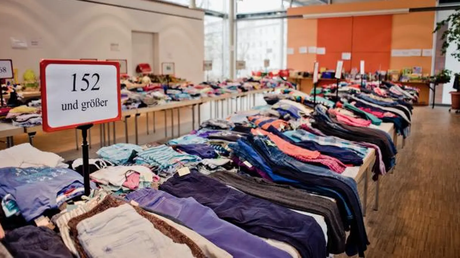 Der Pfarrsaal von St. Rupert verwandelt sich am Samstag, 11. März zum großen Basar für Kindersachen. (Foto: Vamuki e.V.)