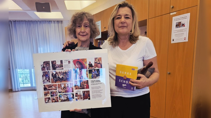 Christa Kurz wurde auch von Alexandra Schäfer, die Leiterin des Treffpunkt 50+, verabschiedet. (Foto: Caritas-Zentrum Dachau)