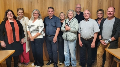 Die Vorstandschaft (von links): Johanna Wagner, Martina Tschirge, Anita Engelbrecht, Hubert Böck, Karin Reichlmeier, Ulrike Spaderna, Roland Schneewind, Andreas Wagner, Daniela Schneewind, Klaus-Dieter Böse. (Foto: SPD)