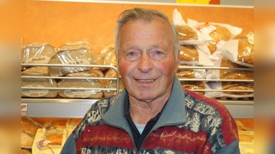 Anton Hasenöhrl aus Großdingharting: „Mir gefällt die neue ALDI SÜD Filiale sehr gut. Wir sind sehr froh, dass wir jetzt endlich den ALDI bei uns haben. Jetzt müssen wir nicht mehr so weit fahren. Die Filiale ist übersichtlich, alles ist gut geordnet, so dass man gut einkaufen kann. Besonders gut an ALDI finden meine Frau und ich die günstigen Preise und das große Sortiment. Praktisch ist auch der große Parkplatz vor dem Geschäft, das ist richtig gut.“ (Foto: sb)