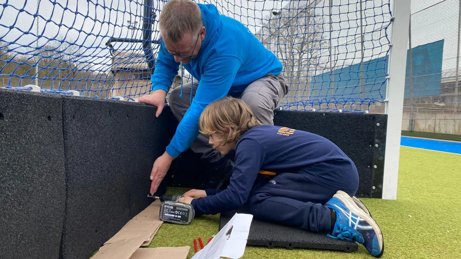 Hier wird gerade eines der Tore umgebaut, damit Hockeyschüsse weniger laut sind. (Foto: HC Wacker )