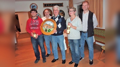 Die Etterschlager Schützen präsentieren stolz das Einzugsgeschenk der Weßlinger Schützengesellschaft. (Foto: Eintracht Etterschlag)