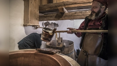 Bierbrauen mit viel Handarbeit. (Foto: Markus Wasmeier)