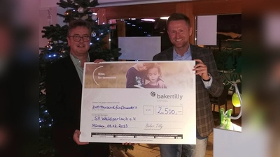 MdB Dr. Wolfgang Stefinger übergab an den Vorstand des SV Waldperlach, Peter Aschenbrenner, einen Scheck in Höhe von 2.500 Euro. (Foto: MdB Stefinger)