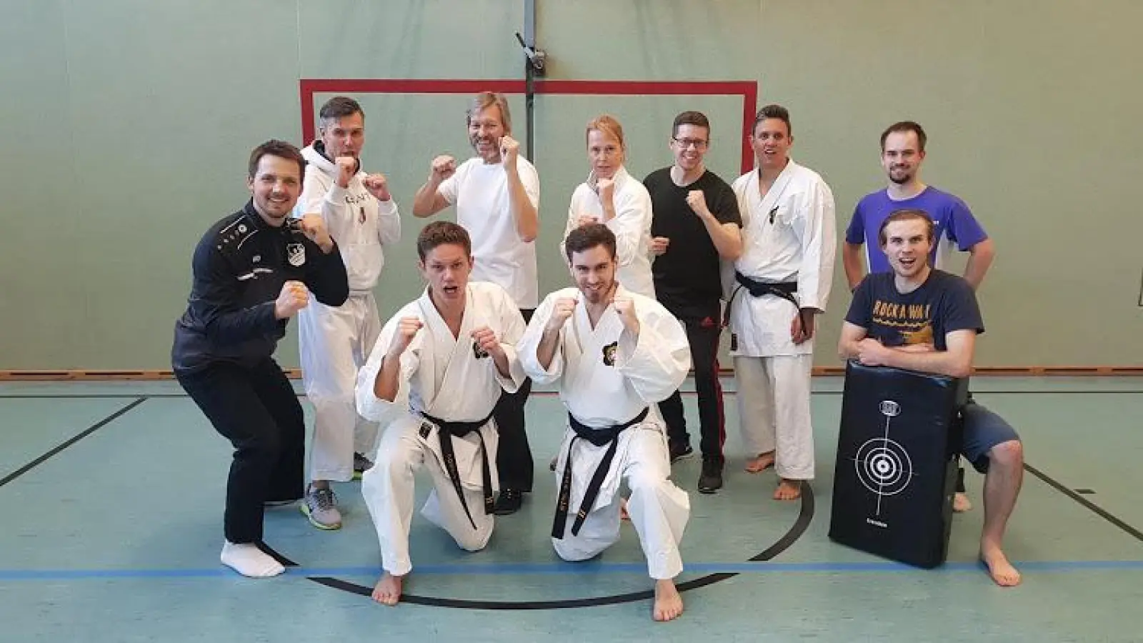 Als Körperkontakte noch erlaubt waren: Anfang März hielt die Karateabteilung des TSV Pliening-Landsham einen Selbstverteidigungslehrgang ab. (Foto: Verein)