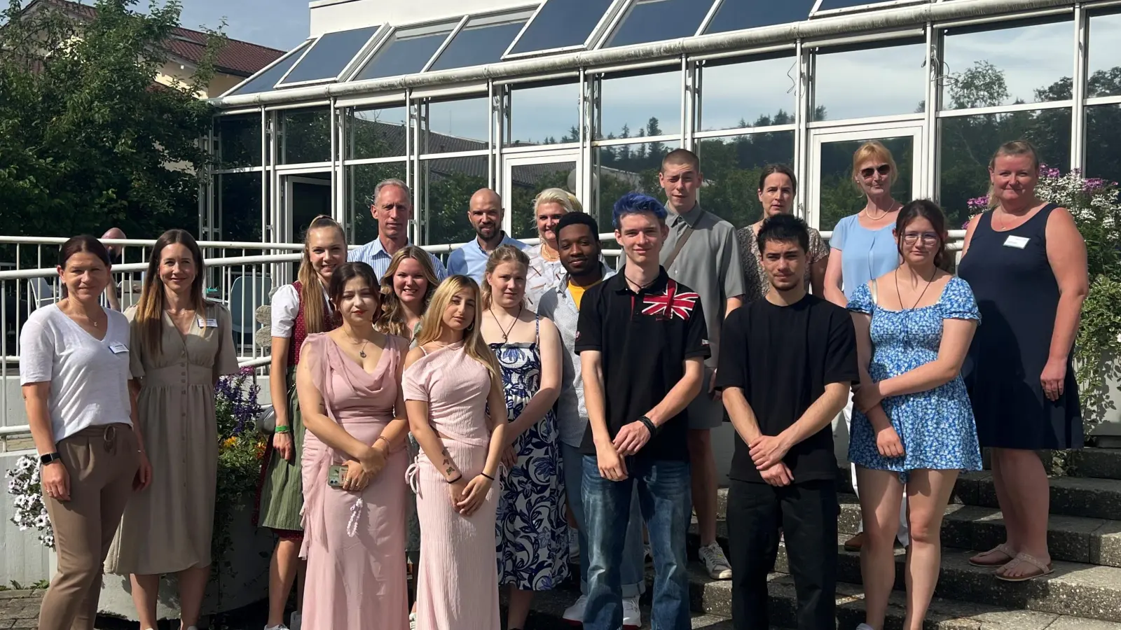 Die strahlenden Absolventen der Berufsfachschule für Pflege gemeinsam mit Schulleiter Thomas Schäfer (dritte Reihe, zweiter von links), Kursleiterin Regina Möller (dritte Reihe, zweite von rechts) sowie den Pflegedienstleitern Marie Orban (zweite Reihe, zweite von links) und Sandra Buchner (dritter Reihe, dritte von links). (Foto: Krankenhaus GmbH)