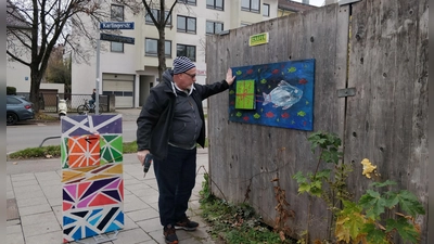 Ein öder Bretterzaun prägt derzeit die Karlingerstraße und Baubergerstraße. Die Bilder der Galerie am Bauzaun sorgen für etwas Farbe. (Foto: Arbeitsgruppe Buhlstraße)