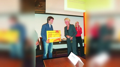 Übergabe des Förderpreises: Jens Fülle, Sportreferent der Offenen Behindertenarbeit (OBA), evangelisch in München, und Elisabeth Michel, Mitglied des Behindertenbeirats der Landeshauptstadt München und Jurymitglied. (Foto: pi)