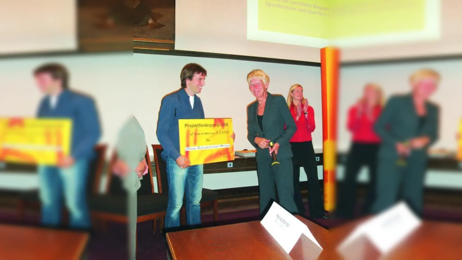 Übergabe des Förderpreises: Jens Fülle, Sportreferent der Offenen Behindertenarbeit (OBA), evangelisch in München, und Elisabeth Michel, Mitglied des Behindertenbeirats der Landeshauptstadt München und Jurymitglied. (Foto: pi)