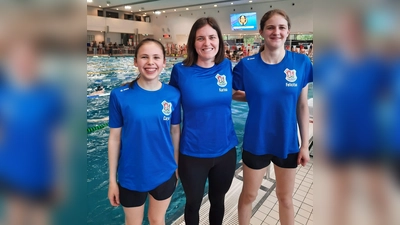 Sie freuen sich über ihre Erfolge: v.l. Carys Wagner, Karina Sommer und Felicitas Holderer. (Foto: SSG Neptun Germering)