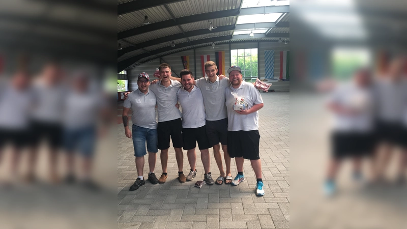 Fabio Remmersperger, Koni Heidacher, Basti Sperr, Leo Heidacher und Stephan Gilg (v.l.) freuen sich trotz knapper Niederlage. (Foto: x)