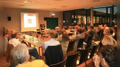 Rund 40 Einzelhändler folgten der Einladung der Gemeinde Planegg zum Standortdialog. „Den Weg zu belebten Ortszentren in Planegg und Martinsried müssen wir gemeinsam gehen“, so Bürgermeisterin Annemarie Detsch (im Hintergrund). (Foto: US)