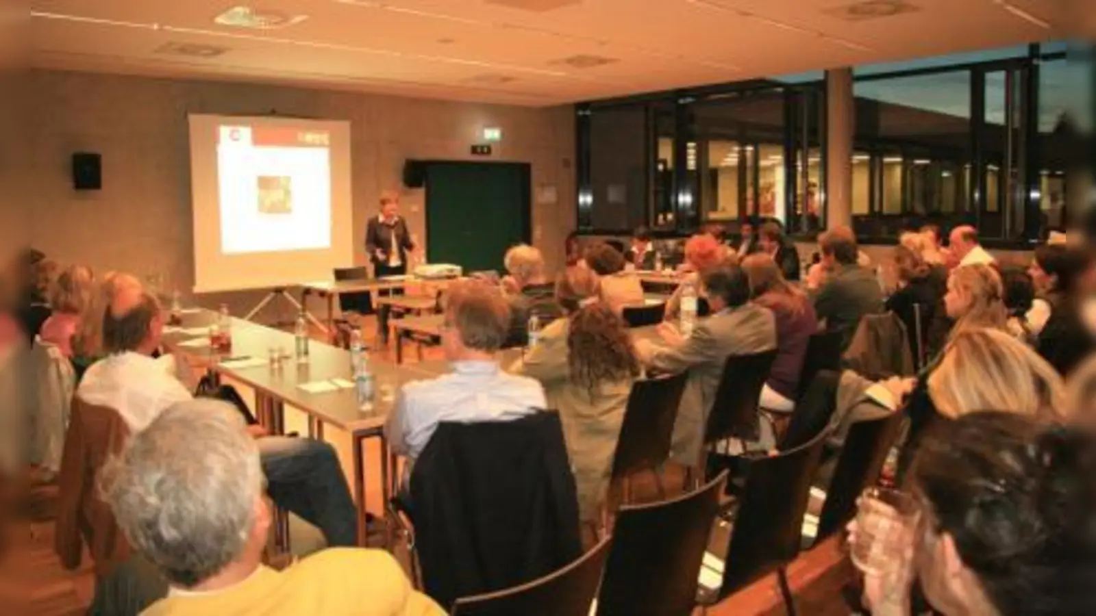 Rund 40 Einzelhändler folgten der Einladung der Gemeinde Planegg zum Standortdialog. „Den Weg zu belebten Ortszentren in Planegg und Martinsried müssen wir gemeinsam gehen“, so Bürgermeisterin Annemarie Detsch (im Hintergrund). (Foto: US)