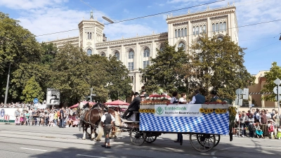 Beim Trachten- und Schützenzug gut versorgt: Von der Maximilianstraße bis zur Theresienwiese richtet das Münchner BRK 16 Erste-Hilfe-Stationen ein. (Foto: mha)