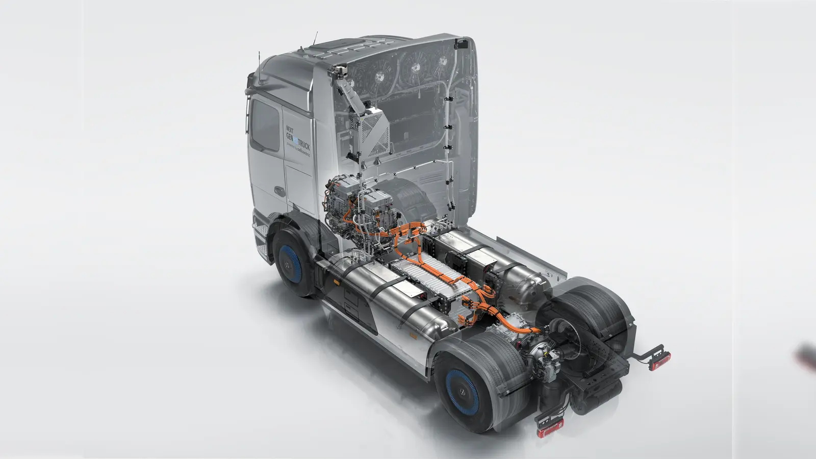 Zwei Flüssigwasserstoff-Tanks zu je 42,5 kg versorgen den Mercedes-Benz NextGenH2 Truck mit Energie. Über dem linken Tank befindet sich die Brennstoffzelle, ausgeführt als Twin System mit zweimal 150 kW. Die e-Achse beherbergt zwei Elektromotoren mit bis zu 370 kW Leistung.  (Foto:  Daimler Truck via aum)