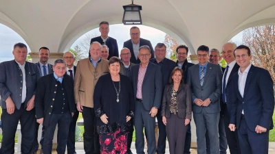 Die Teilnehmer der Bezirksversammlung der oberbayerischen Landräte auf Schloss Höhenried in Bernried. (Foto: Landratsamt)
