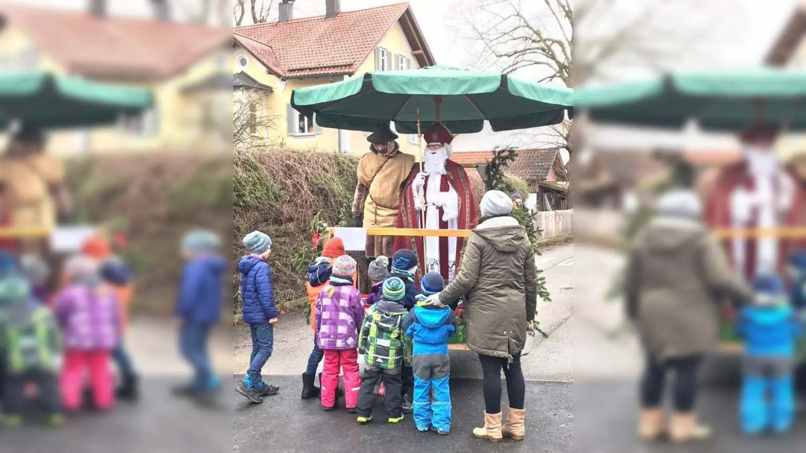 Auf einem festlich geschmückten Oldtimer-Bulldog fuhr der Nikolaus zu den Kindern in Oderding, Etting und Polling. (Foto: Georg Denk)