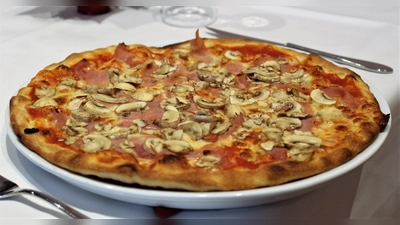 Pizza zum Selberbelegen gibt es im Gleis 1 an allen Freitagen im Schuljahr. Mit einem Euro ist man dabei! (Symbolbild: chk)
