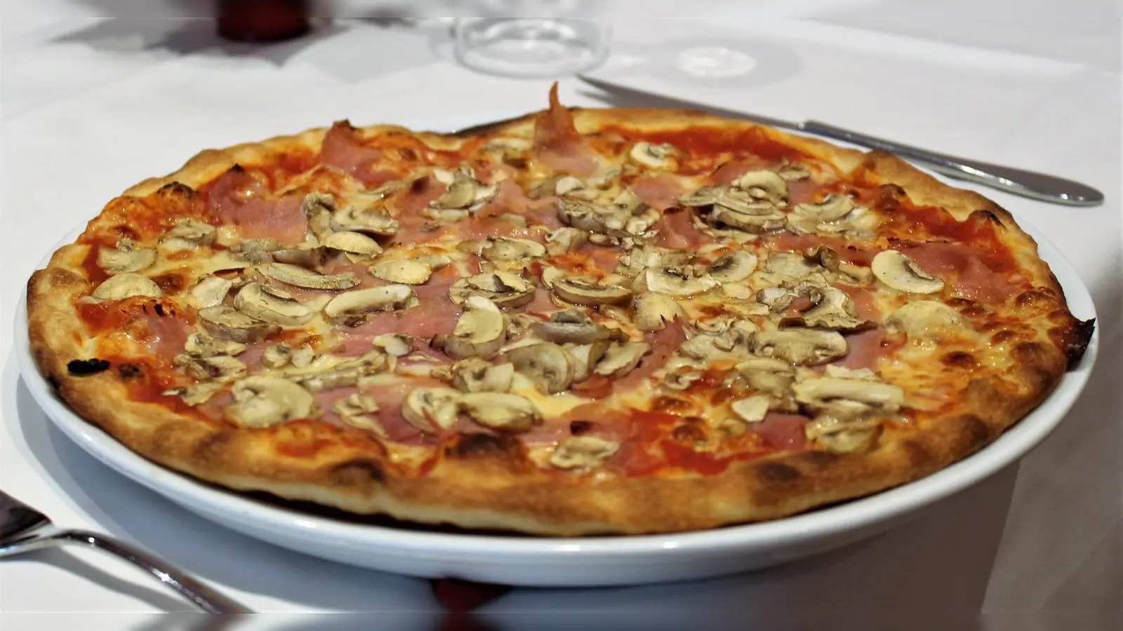 Pizza zum Selberbelegen gibt es im Gleis 1 an allen Freitagen im Schuljahr. Mit einem Euro ist man dabei! (Symbolbild: chk)