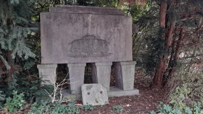 Das Panzerfahrerdenkmal an der Theresienhöhe erinnert an Gefallene des 1. und, mit der kleinen Steinplatte am Fuße, des 2. Weltkriegs. (Foto: Beatrix Köber)