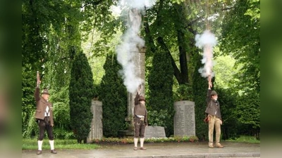Startschuss zur Festwoche: Die Hubertusschützen schossen Ehrensalut vorm Rathaus. (Foto: US)
