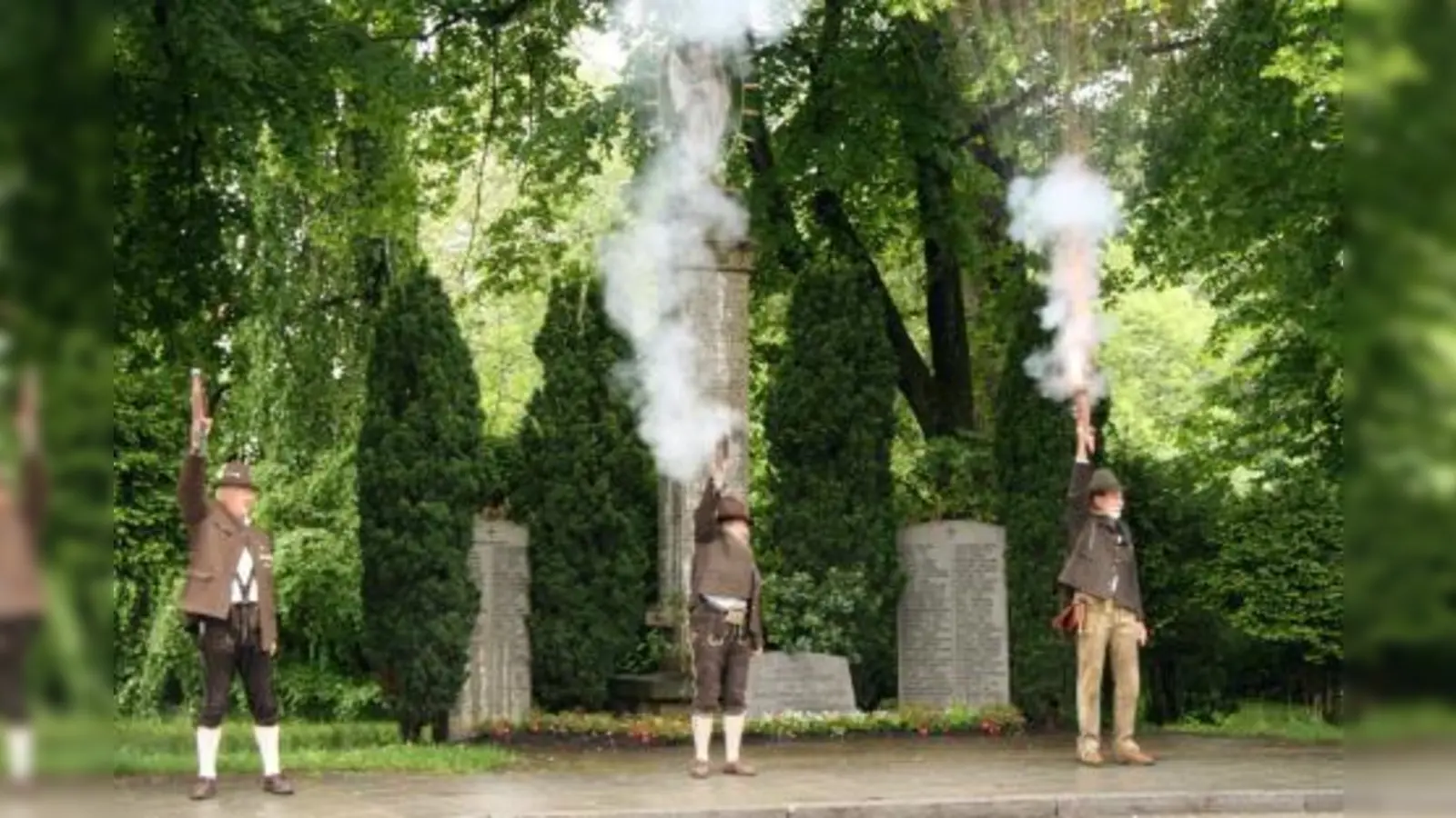 Startschuss zur Festwoche: Die Hubertusschützen schossen Ehrensalut vorm Rathaus. (Foto: US)