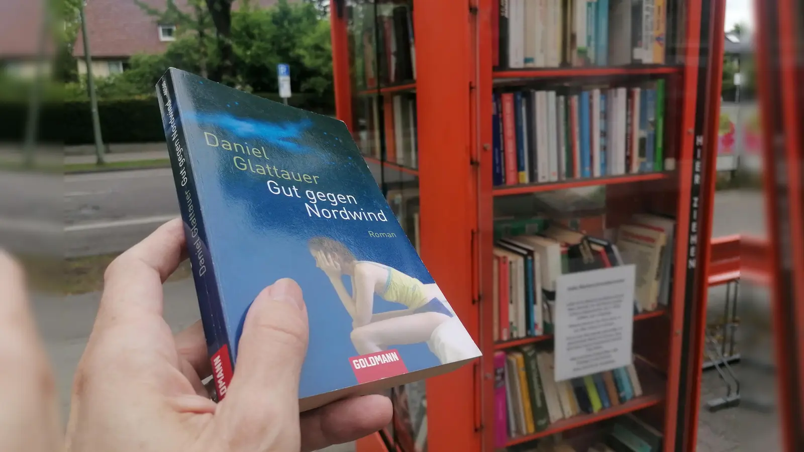 Daniel Glattauers Publikumserfolg im Bücherschrank an der Herterichstraße. (Foto: job)