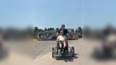 Viele Senioren ließen sich mit dem Transportrad von zu Hause abholen und zum Festzelt fahren. Im Bild zu sehen sind Gerd Rumpf, früherer Vorsitzender des Behindertenbeirats (vorne) mit seinem Enkel. (Foto: Seniorenbeirat)