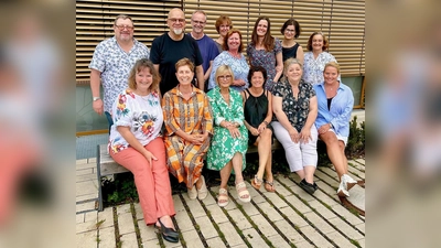 Die neuen Hospizbegleiterinnen und -begleiter mit ihren Ausbilderinnen. (Foto:  © Hospizverein Germering )