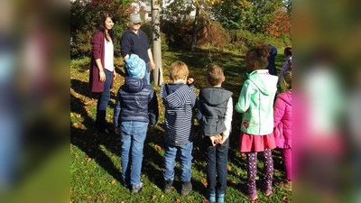 Die Vorschulkinder der Kita St. Elisabeth stellten gemeinsam mit Sonja Forstner vom Umweltamt der Gemeinde (links) sowie Försterin Kathrin Huhnke ein Insektenhotel am Sportpark Heimstetten auf.  (Foto: Gemeinde Kirchheim)